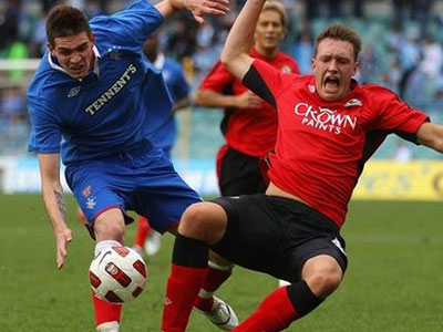 Με το… δεξί οι Ρέιντζερς, 2-1 την Μπλάκμπερν