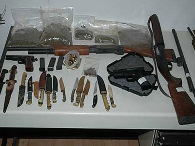 Δύο αδέλφια με όπλα στη φάκα