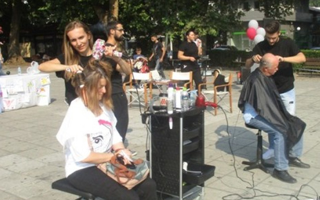 Κούρεμα στην πλατεία για καλό σκοπό