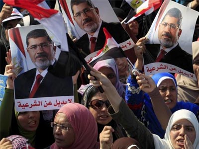 Πορεία προς το Ανώτατο Δικαστήριο του Καΐρου από οπαδούς του Μόρσι