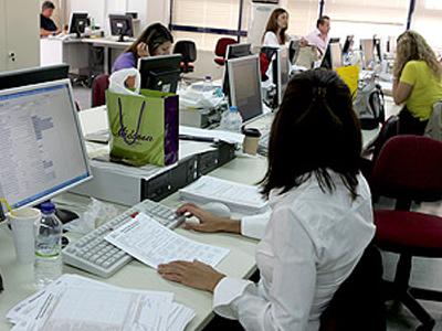 Τον Απρίλιο αρχίζουν οι αναδρομικές μειώσεις μισθών στο Δημόσιο