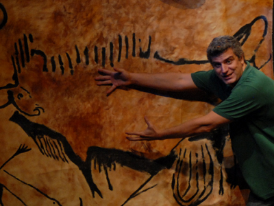 O Caveman περιοδεύει ανά την Ελλάδα