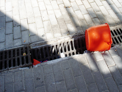 «Ξεπετάγονται» από τα φρεάτια κουβάδες και λάστιχα