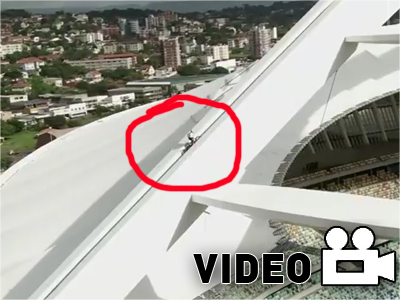 Διέσχισε την οροφή σταδίου πάνω σε μοτοσικλέτα