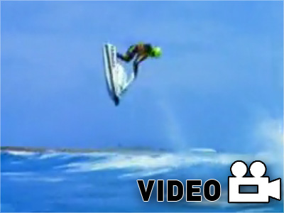 Άλματα με Jet Ski σε κύματα 10 μέτρων