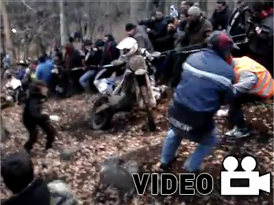 Απίστευτο.. μπάχαλο σε αγώνα Motocross