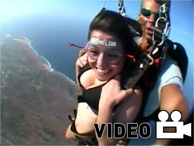 Έκανε sky diving φορώντας… μπικίνι