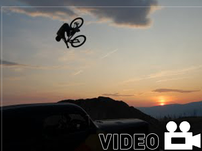 Ο Dustin Greenhall στο ημίφως