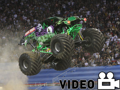 Πατώντας αυτοκίνητα με τον… “νεκροθάφτη”