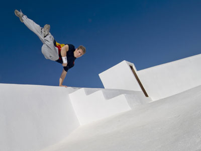 Επιδρομή στη… Σαντορίνη με τους καλύτερους αθλητές parkour