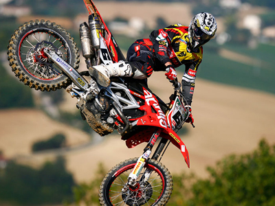 O Josh Coppins κρεμάει τα γάντια