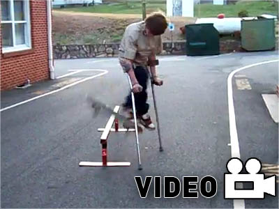 Έκανε κόλπα με skateboard χρησιμοποιώντας πατερίτσες