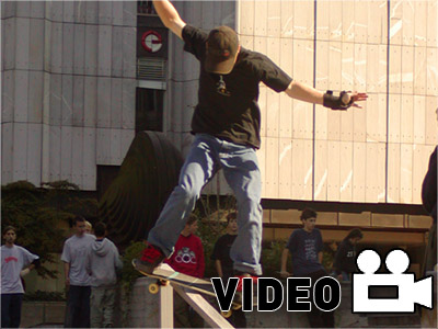 Φοβερά κόλπα με skateboard