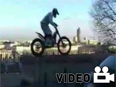 Απίστευτα… κόλπα με μοτοσικλέτα