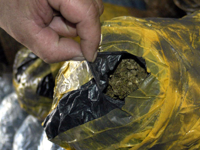 Του βρήκαν πέντε δέματα χασίς