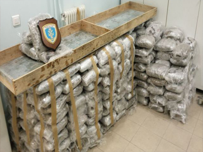 Ετοιμαζόταν να μπει στο πλοίο με ένα φορτηγό χασίς