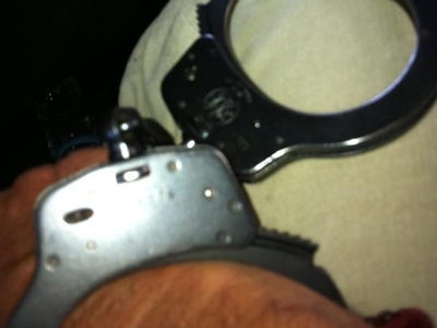 Οι χειροπέδες του Λάκη !