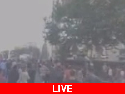 Δακρυγόνα και αντλίες νερού στην πλατεία Κιζιλάι Δακρυγόνα και αντλίες νερού στην πλατεία Κιζιλάι