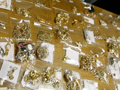 «Σήκωσε» χρυσαφικά αξίας 50.000 ευρώ