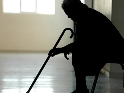 Χτύπησαν 74χρονη για να τη ληστέψουν