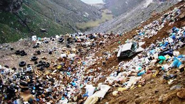 Αδειάζουν τα σκουπίδια όπου θέλουν, με … κρατική βούλα!