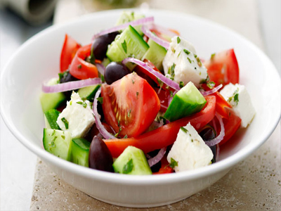 Χωριάτικη σαλάτα: Το πλήρες καλοκαιρινό και θρεπτικό γεύμα