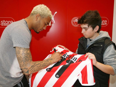 Ολυμπιακός: Αποθέωση για τον Καζίμ στο Red Store