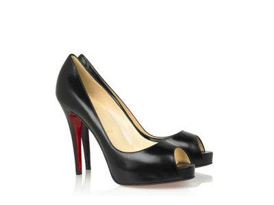 Κλασικές μαύρες peep toe γόβες προτείνει ο Christian Louboutin