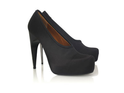 Σατέν μαύρες γόβες με ιλιγγιώδη τακούνια προτείνει ο οίκος Lanvin