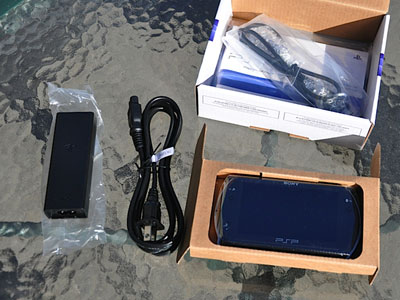 Η κονσόλα και ο απαραίτητος μετασχηματιστής / τροφοδοτικό παροχής ρεύματος