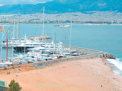 Λουόμενοι βρήκαν σφαίρες στην παραλία Φρεαττύδας