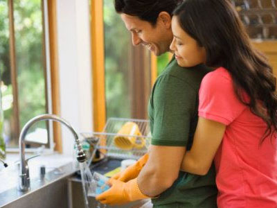 Η διατήρηση των ρόλων στις δουλειές του σπιτιού οδηγεί σε περισσότερο σεξ!