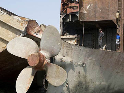 «Οι Έλληνες ρίχνουν τα τοξικά πλοία στις παραλίες»