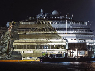 «Όρθιο» ξανά το Costa Concordia