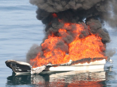 ΒΙΝΤΕΟ ΣΟΚ: Φλεγόμενοι Σομαλοί πειρατές  πέφτουν στη θάλασσα να σωθούν!