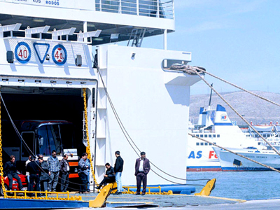 Ακτοπλοΐα με ρότα τα…βράχια!