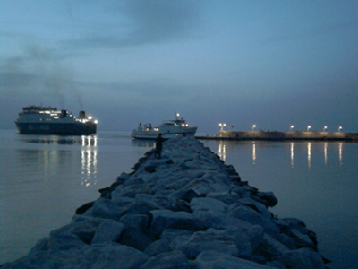 Ποιος και γιατί παίζει με την ακτοπλοΐα;