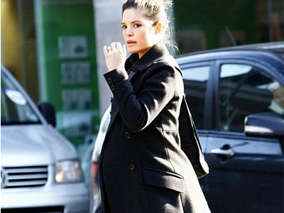 Αν κι έγκυος πηγαίνει για shopping therapy!