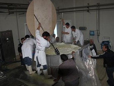 Μοίρασαν μυζήθρες οι Ζωνιανοί